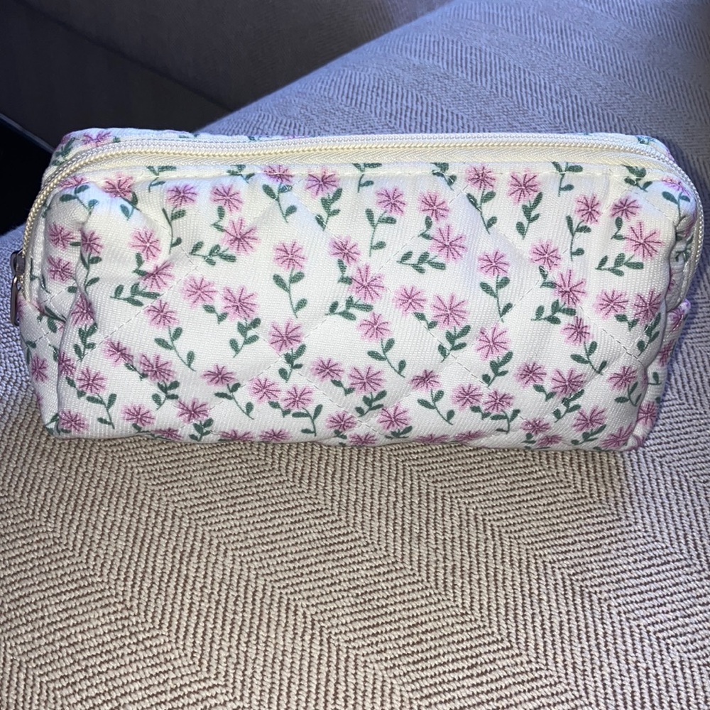 NWOT cosmetics or toiletries pouch with zip​